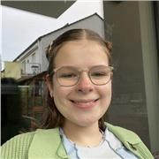 Neue Deutschlehrerin, die Grundschulkinder und Schüler bis zur sechsten Klasse unterrichtet